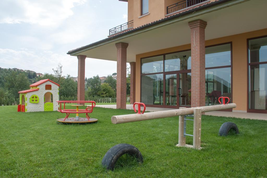 Gasthaus Casa Delfico Ristoro In Famiglia Teramo Exterior foto